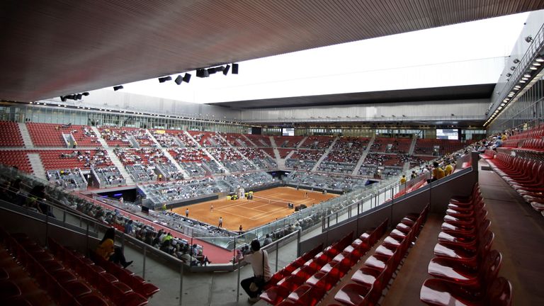 2009 年 5 月 9 日星期六，马德里新建成的“魔盒”网球场全景，该球场将于 5 月 8 日至 5 月 17 日举办马德里男女联合网球公开赛。球场内设有三个带滑动屋顶的体育场。（美联社照片/保罗·怀特）